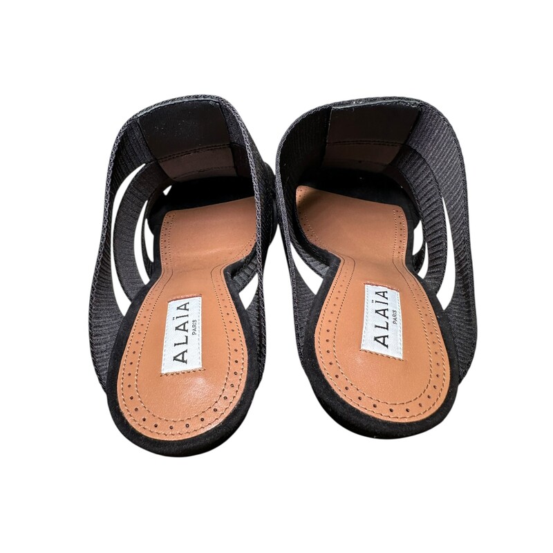Alaia Elastic Black Mules<br />
<br />
Size 38<br />
<br />
In excellent condition. Like new<br />
<br />
Comes with original dust bag. No box